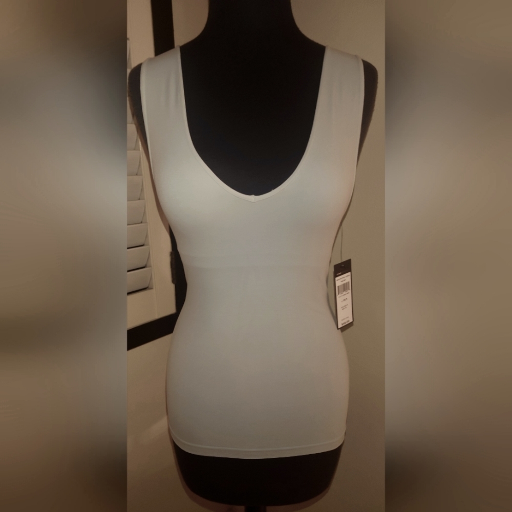 NWT Aqua BCBG MaxAzria "Mistie" essential Seamless Tank Top Built In Bra XS / S